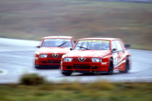 T-shirt Alfa Romeo 75 Evoluzione: Indossa la Storia della Berlina Sportiva Alfista