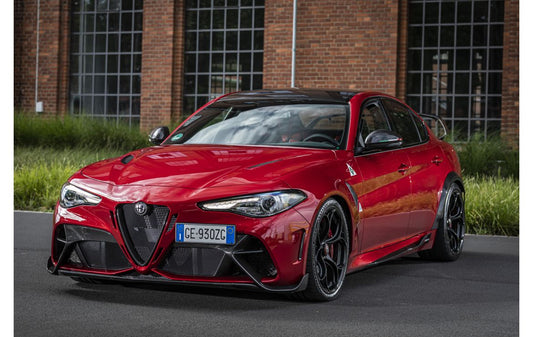 Alfa Romeo Giulia: Storia, Tecnica e la Nostra Linea di Abbigliamento Dedicata
