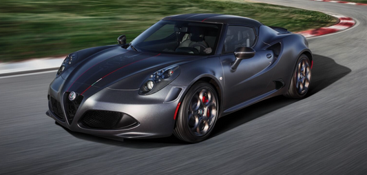 Le T-shirt Alfa Romeo 4C: Indossa la tua passione per la baby supercar di Arese