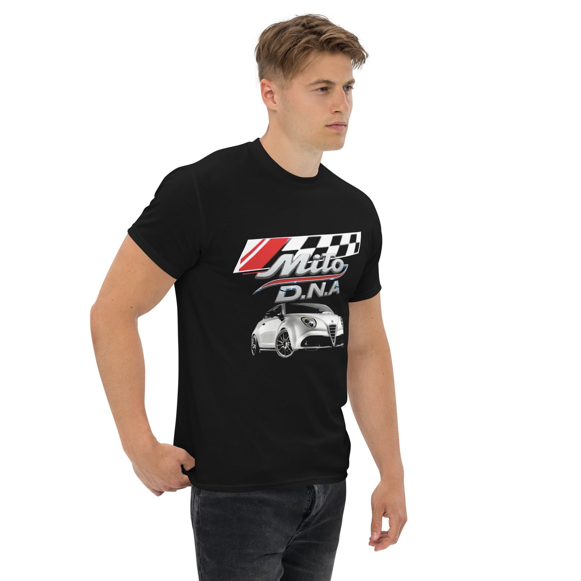 Maglietta Alfa Romeo Mito DNA | T-shirt dedicata ai fan della mitica berlina sportiva